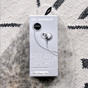 SOL REPUBLIC Relays Workout Sport White Wired 3-Button In-Ear Headphones—Apple